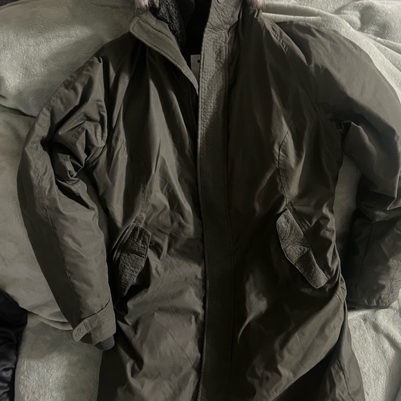 Like new summit parka in Large! - Picture 4 of 4